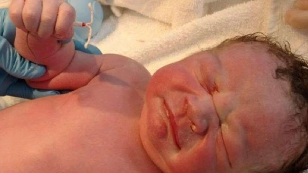 Bebé con el DIU de su madre en la mano