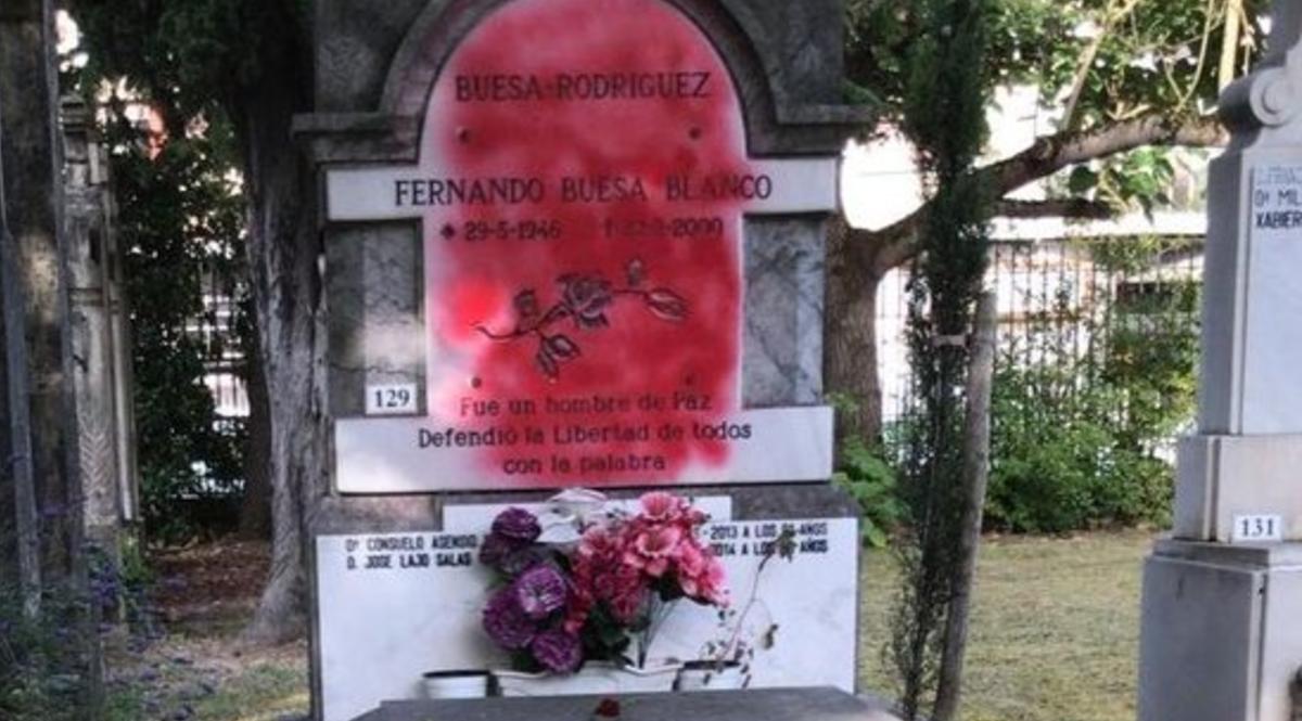Atacan con pintura la lápida de la tumba de Fernando Buesa en 2000.