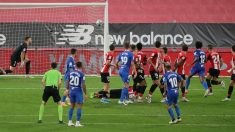 Banega anota la falta. (EFE)