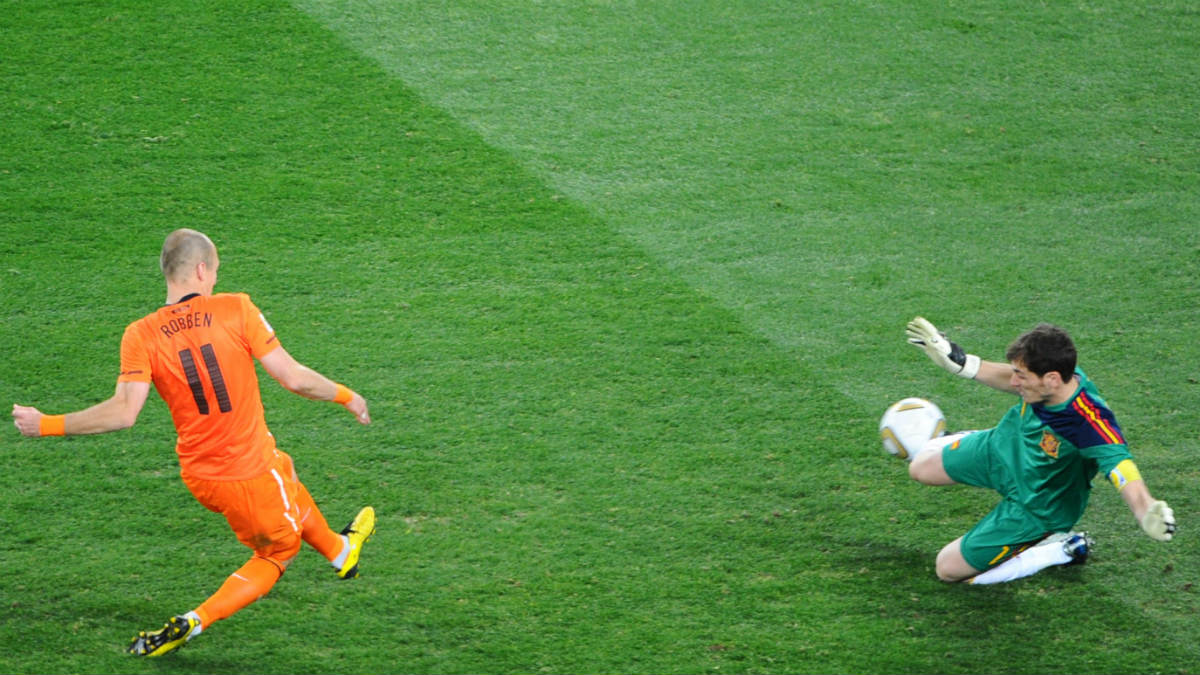 Iker Casillas saca un pie ante Robben en la final del Mundial de Sudáfrica. (AFP)