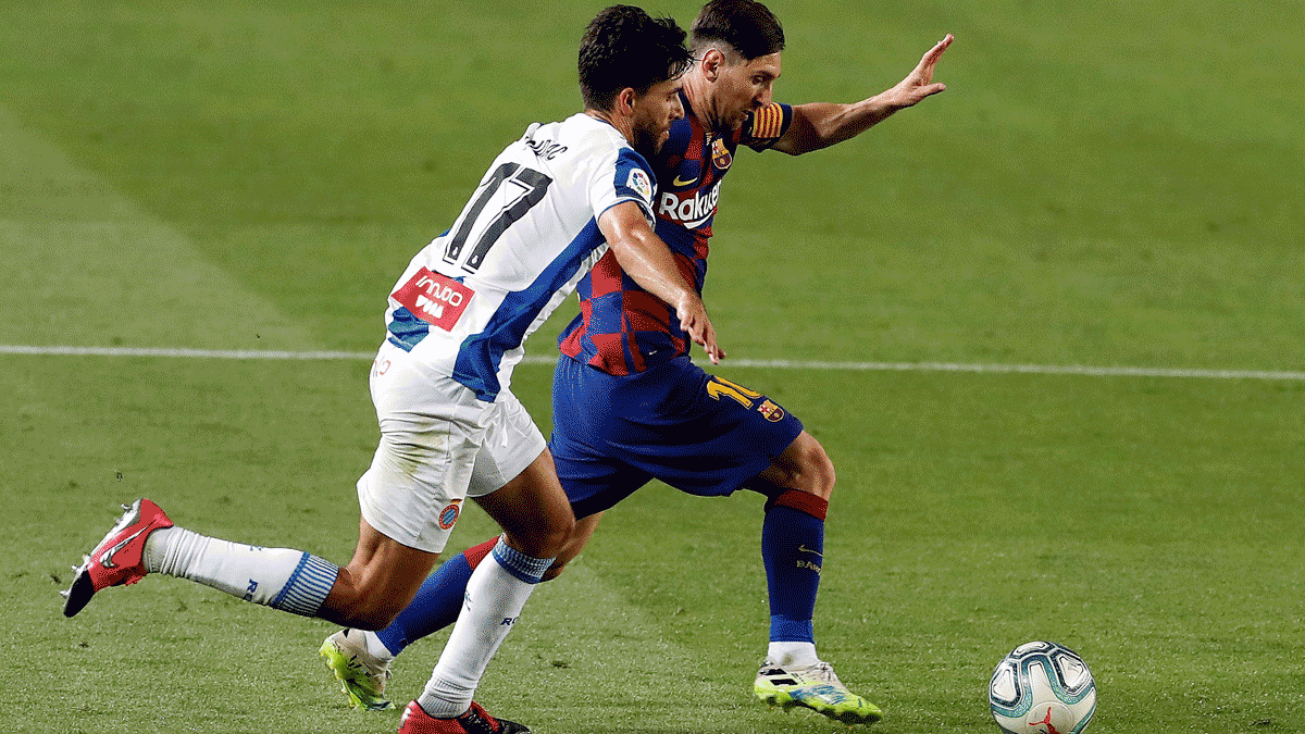 Messi ante Didac durante el derbi catalán en el Camp Nou (Efe)