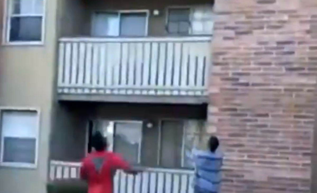 Twitter: Un jugador de fútbol atrapa a un niño que es lanzado desde un balcón en llamas