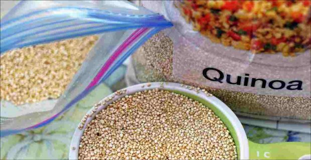 Ensalada de quinoa, semillas de sésamo y calabaza
