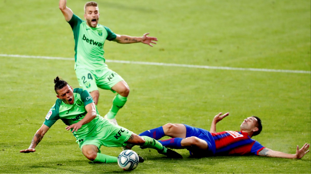 Silva y Charles caen en un choque. (EFE)