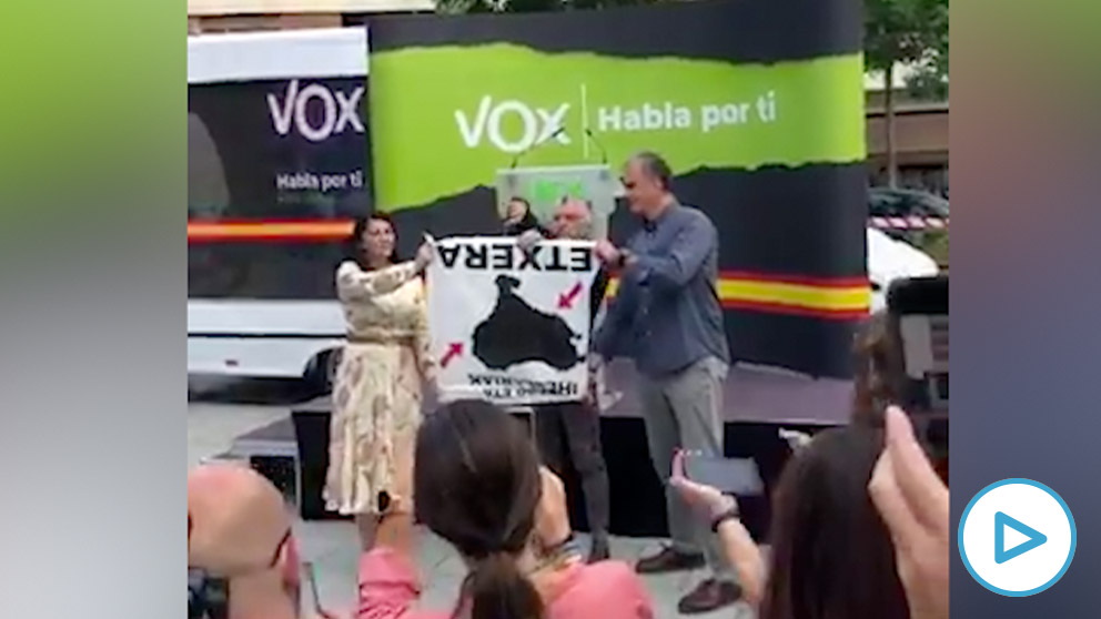 Macarena Olona y Javier Ortega Smith rompen la bandera de apoyo a los presos de ETA: