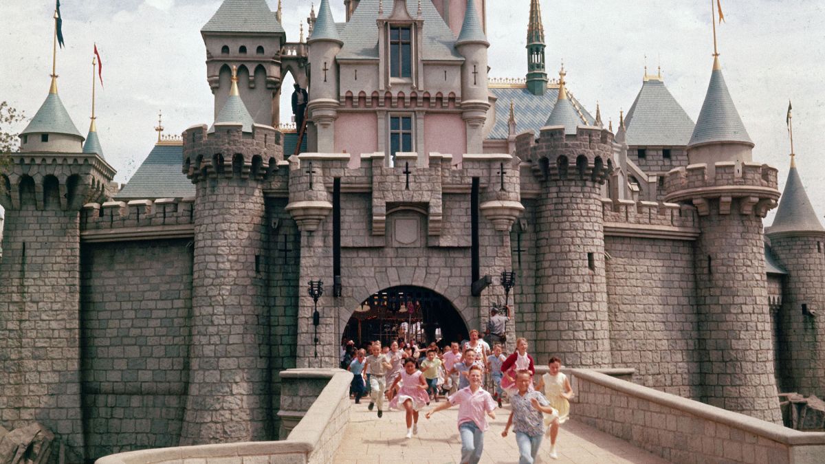 El 17 de julio de 1955 se inaugura Disneyland en California