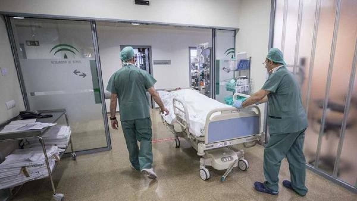Sanitarios españoles trabajando con pacientes de Covid en un hospital.