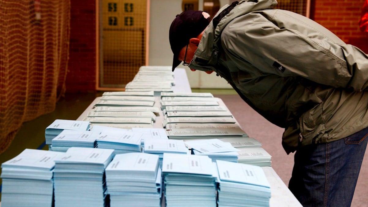 Un votante elige su papeleta en un colegio electoral. EFE/David Aguilar/Archivo