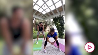 Lewandowski bromea durante el vídeo.