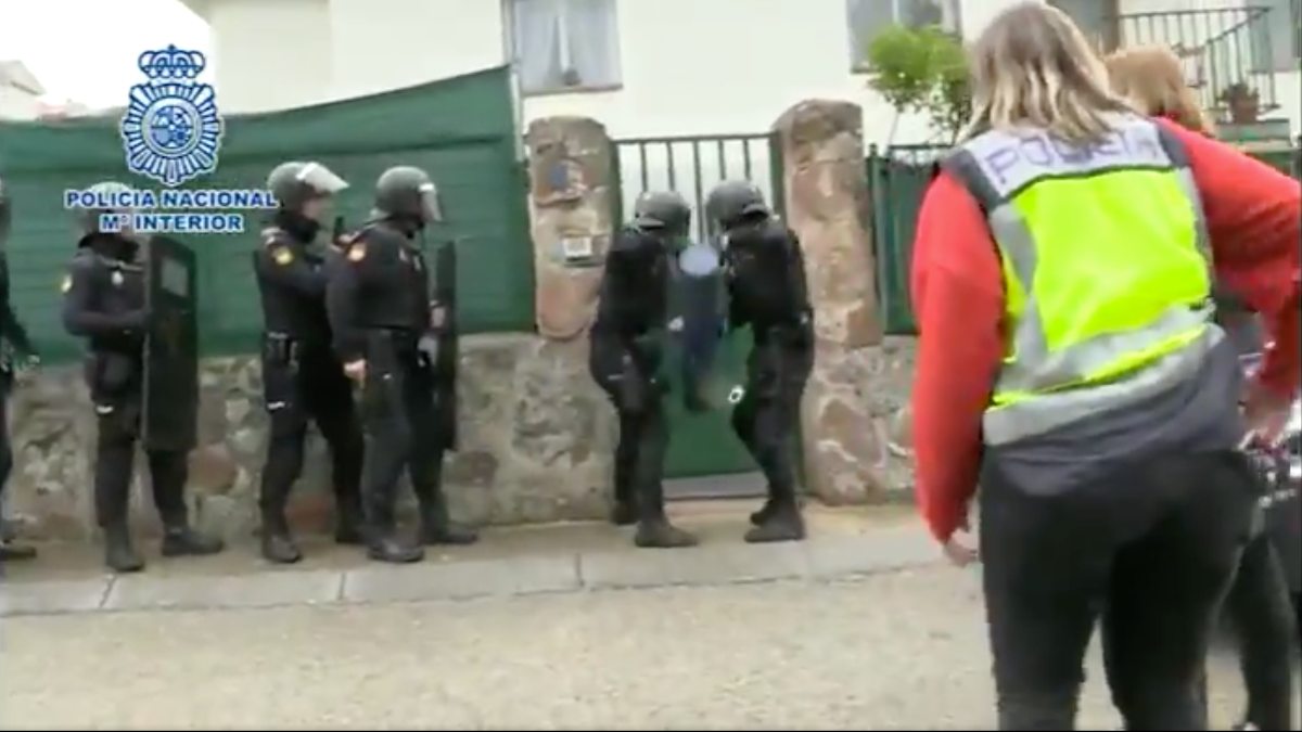 La Policía Nacional durante la operación en Madrid