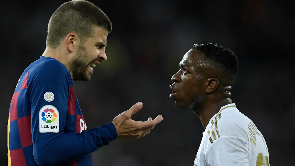 Piqué y Vinicius, durante un Clásico. (AFP)