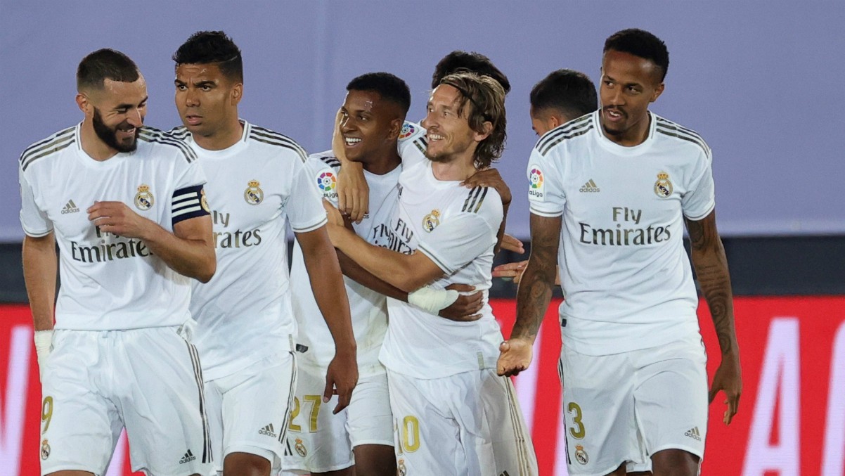 El Real Madrid celebra un gol ante el Alavés. (EFE)