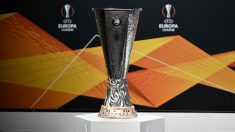 Imagen del trofeo de la Europa League durante el sorteo. (AFP)