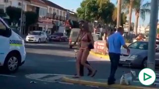 Mujer sale bailando del coche tras sufrir un accidente.