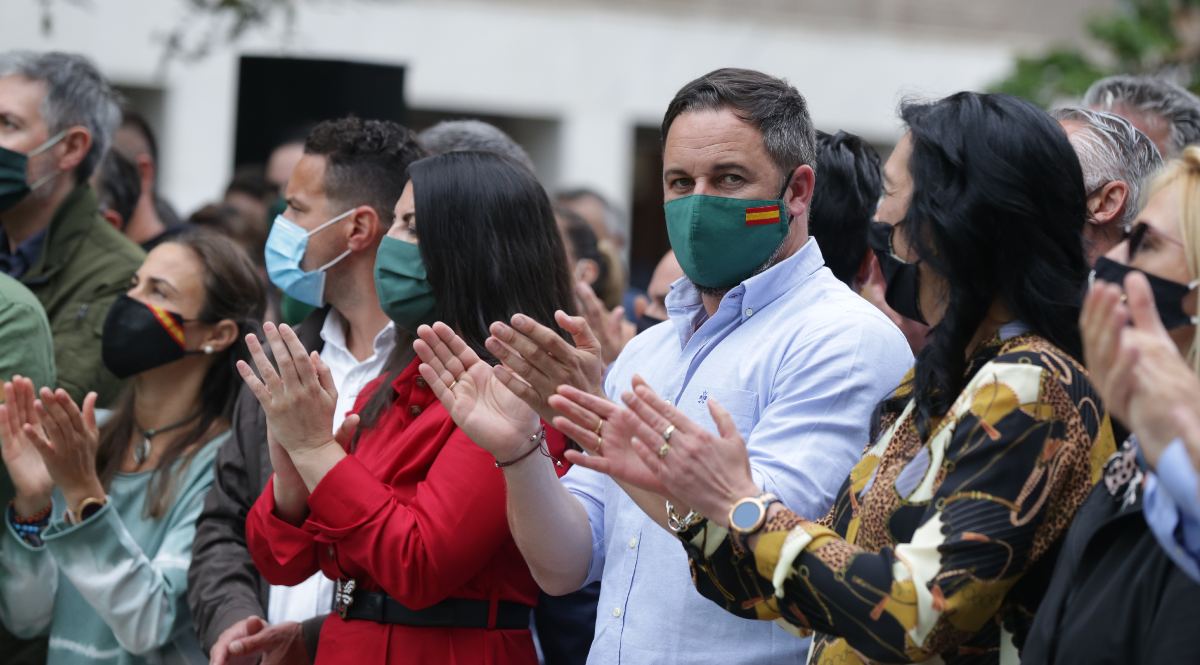 Macarena Olona, Santiago Abascal y la cabeza de Vox por Álava, Amaia Martínez. Foto: EP