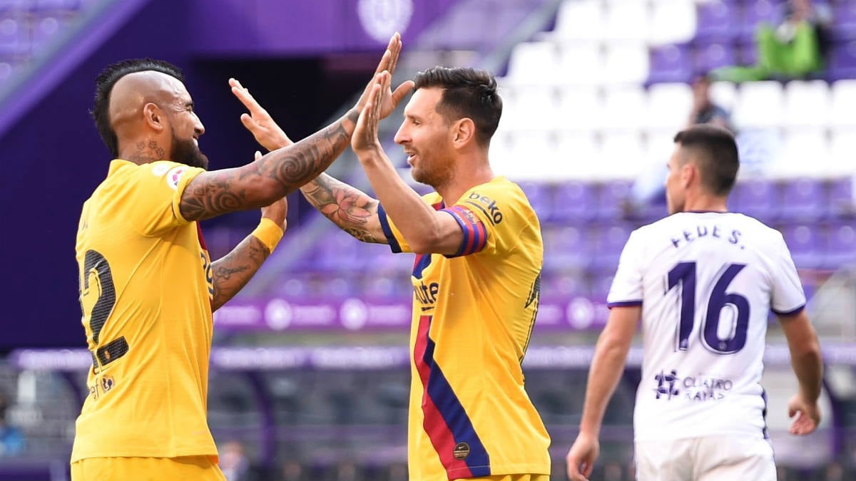 Messi y Arturo Vidal celebran el 0-1 del Barcelona en Valladolid. (Getty)