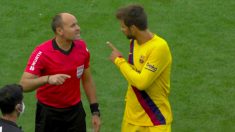 Piqué protesta a Mateu Lahoz.
