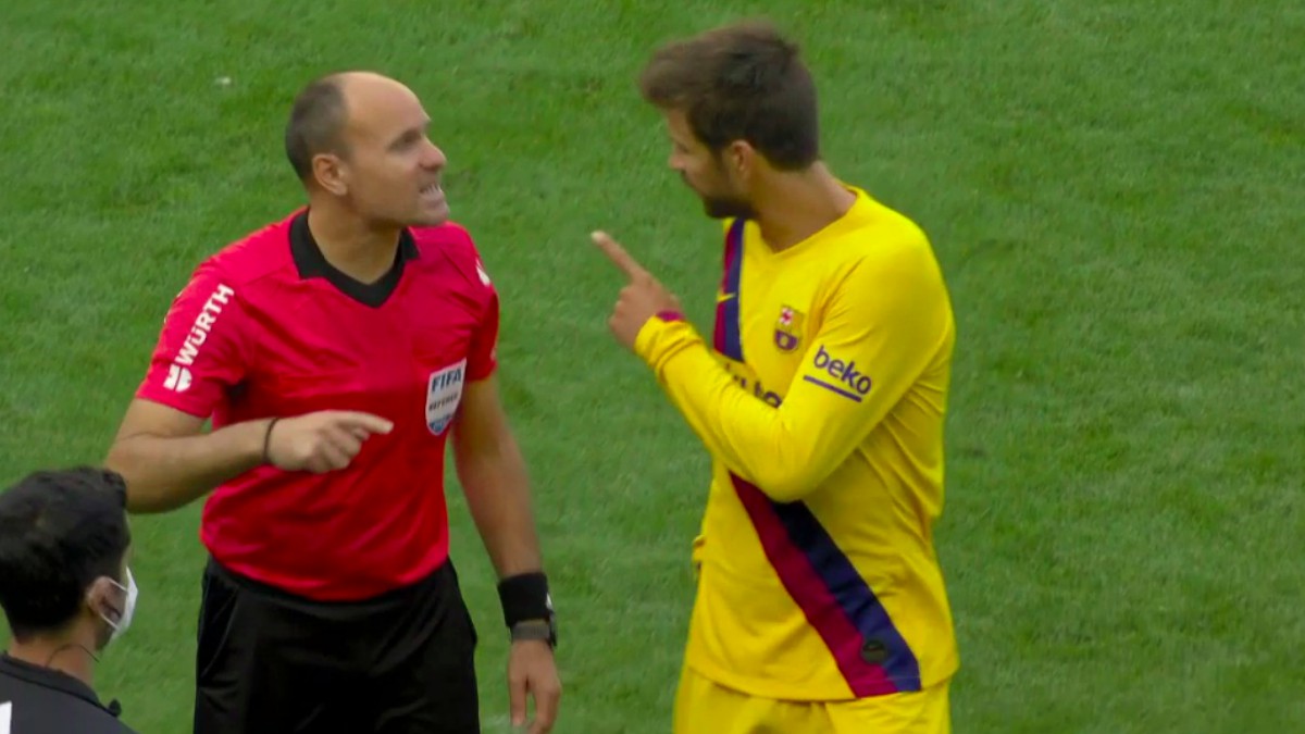 Piqué protesta a Mateu Lahoz.