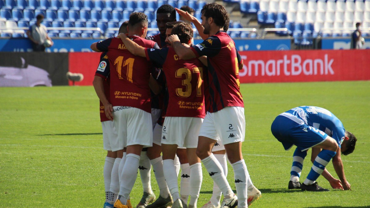 Los jugadores del Extremadura celebran un gol ante el Deportivo. (Foto: extremaduraud.com)