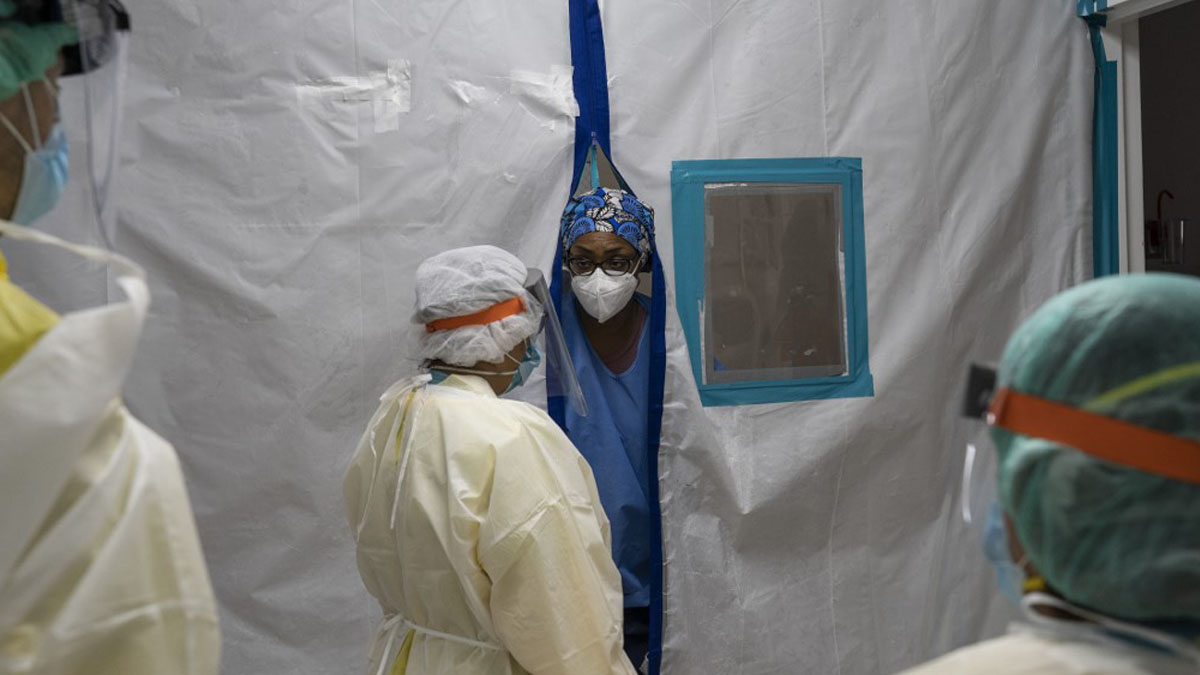 Sanitarios en un hospital de Texas luchan contra el coronavirus entre fuertes medidas sanitarias de protección. Foto: AFP
