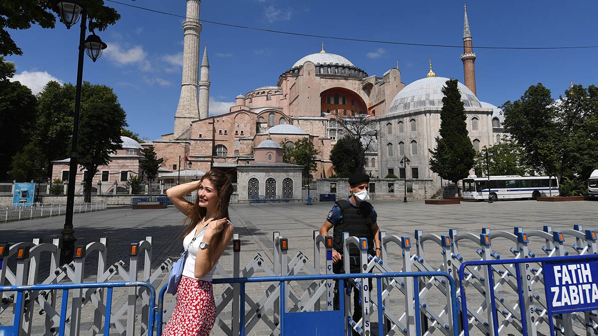 Una turista se fotografía con Santa Sofía al fondo, en Estambul.