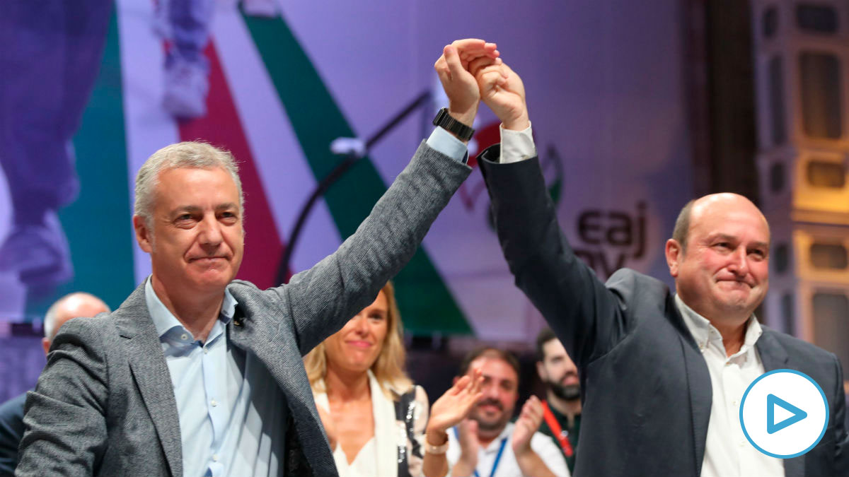 Urkullu (i) y Ortuzar celebrando la victoria del PNV en las elecciones vascas del 12-J. (Foto: Efe)