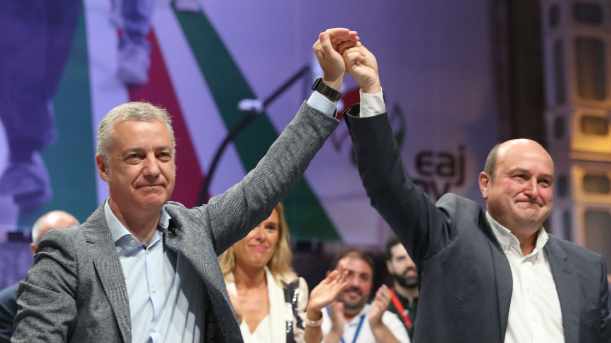 Urkullu (i) y Ortuzar celebrando la victoria del PNV en las elecciones vascas del 12-J. (Foto: Efe)