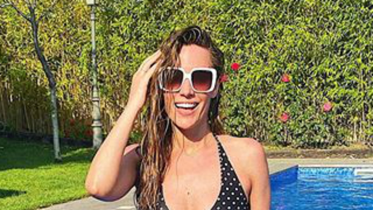 Edurne, saliendo de la piscina.