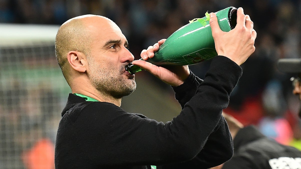 Pep Guardiola bebe agua en un partido con el Manchester City. (AFP)