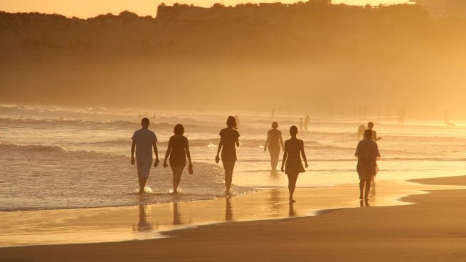 Los múltiples beneficios que supone andar en la playa para tu salud