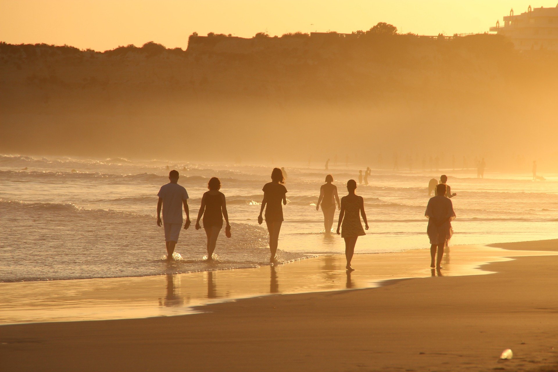 Los múltiples beneficios que supone andar en la playa para tu salud