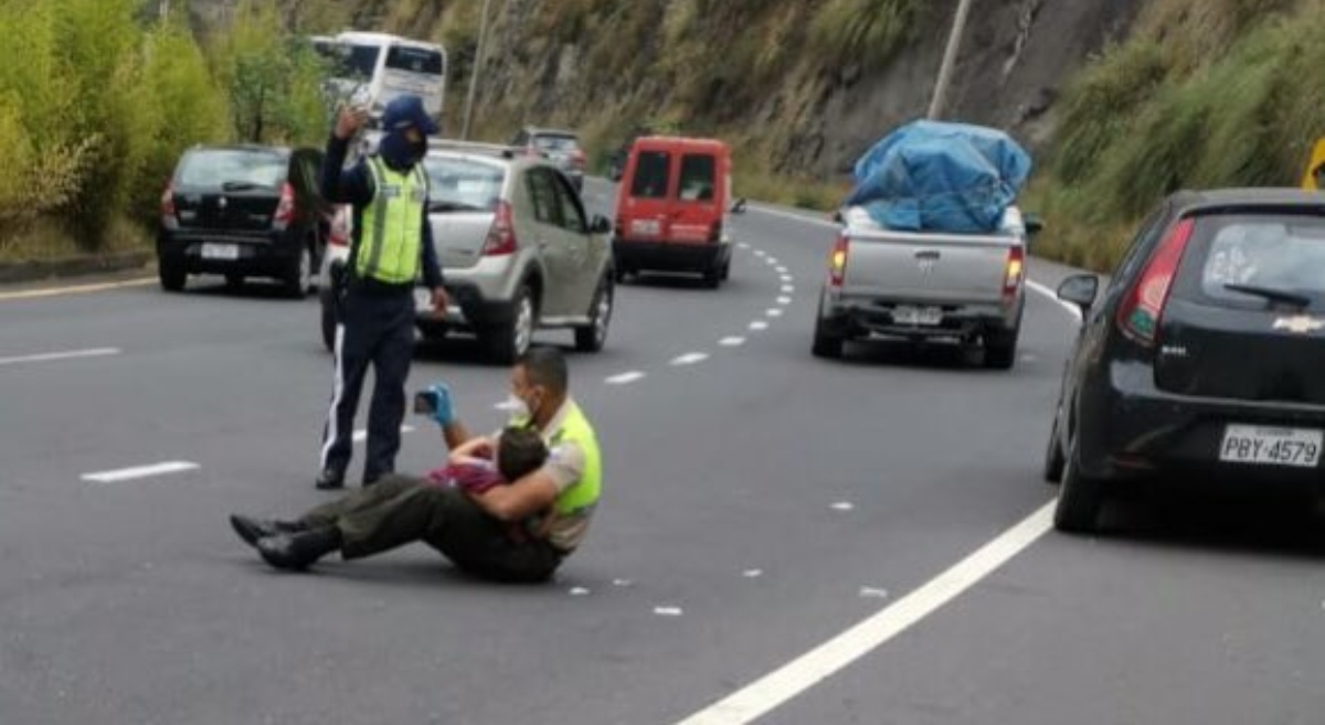 Twitter: Un policía de Ecuador consuela a un niño que ha tenido un accidente cometiendo una grave imprudencia