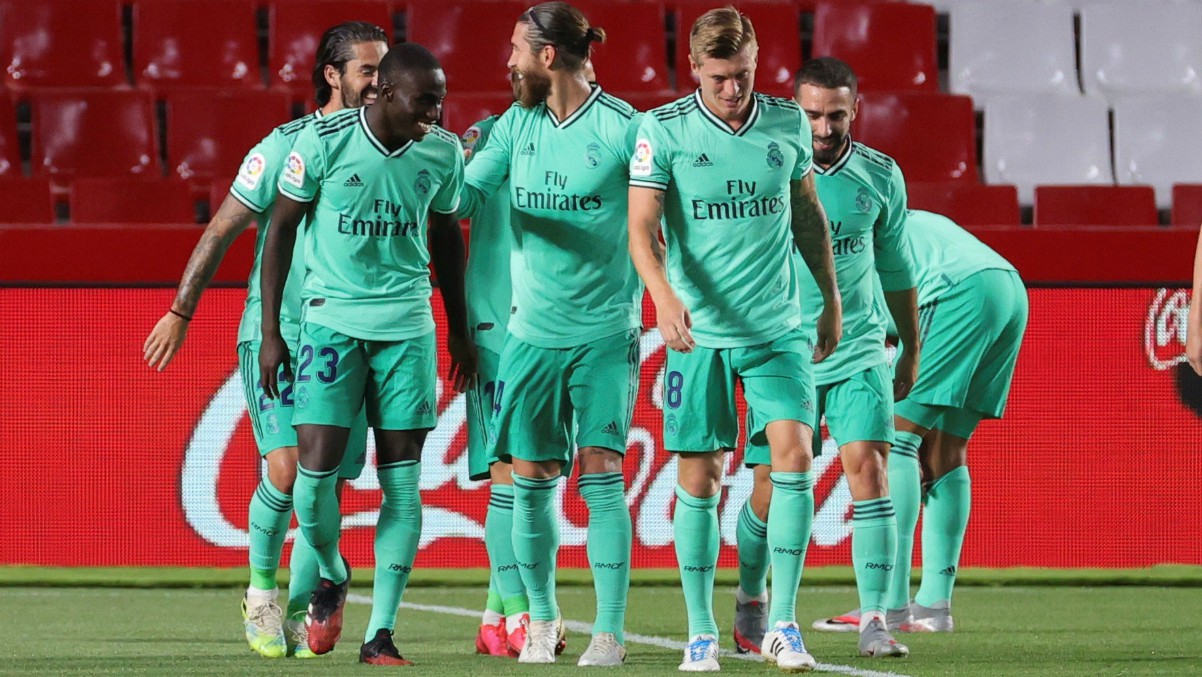 El Real Madrid celebra un gol ante el Granada. (EFE)