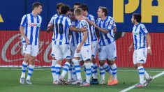 Los jugadores de la Real Sociedad celebran un gol.
