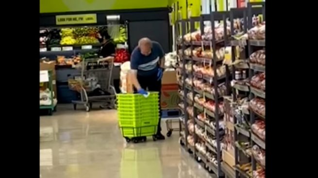 Facebook: Un trabajador de un supermercado limpia los carritos con unos buenos escupitajos