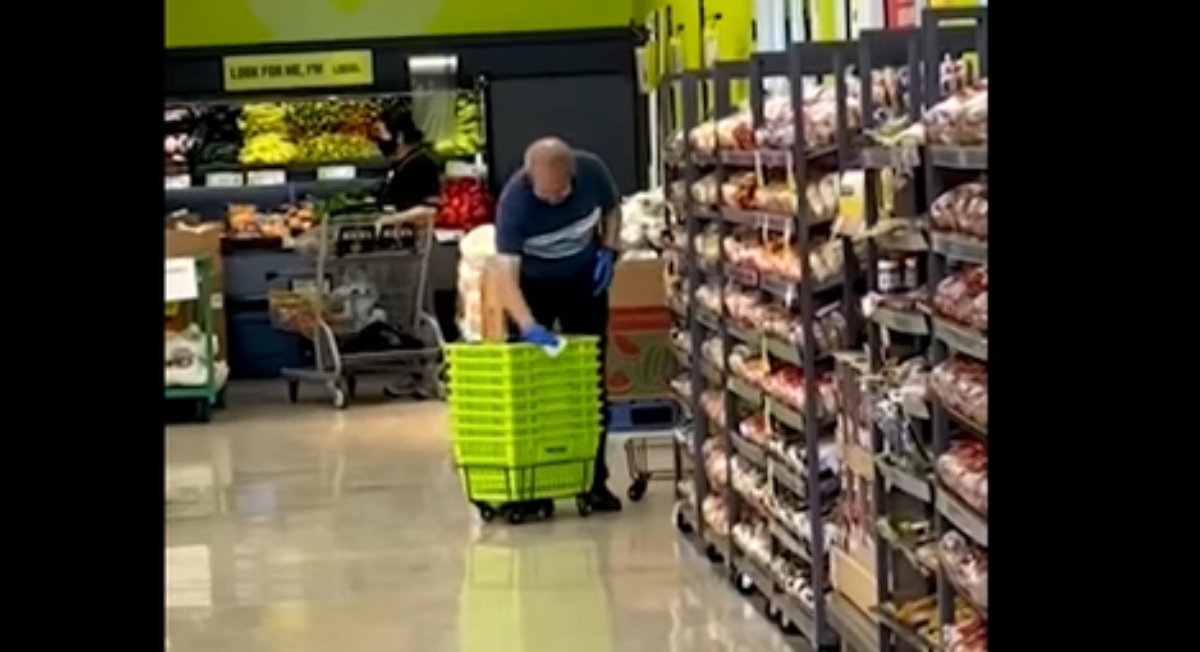 Facebook: Un trabajador de un supermercado limpia los carritos con unos buenos escupitajos
