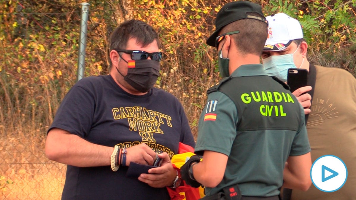 La Guardia Civil identifica a uno de los vecinos.