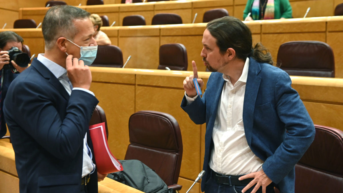 El vicepresidente segundo del Gobierno y líder de Unidas Podemos, Pablo Iglesias (d), conversa con el portavoz del Grupo Socialista en el Senado, Ander Gil, antes de la sesión de control en el Senado. (Foto: Efe)