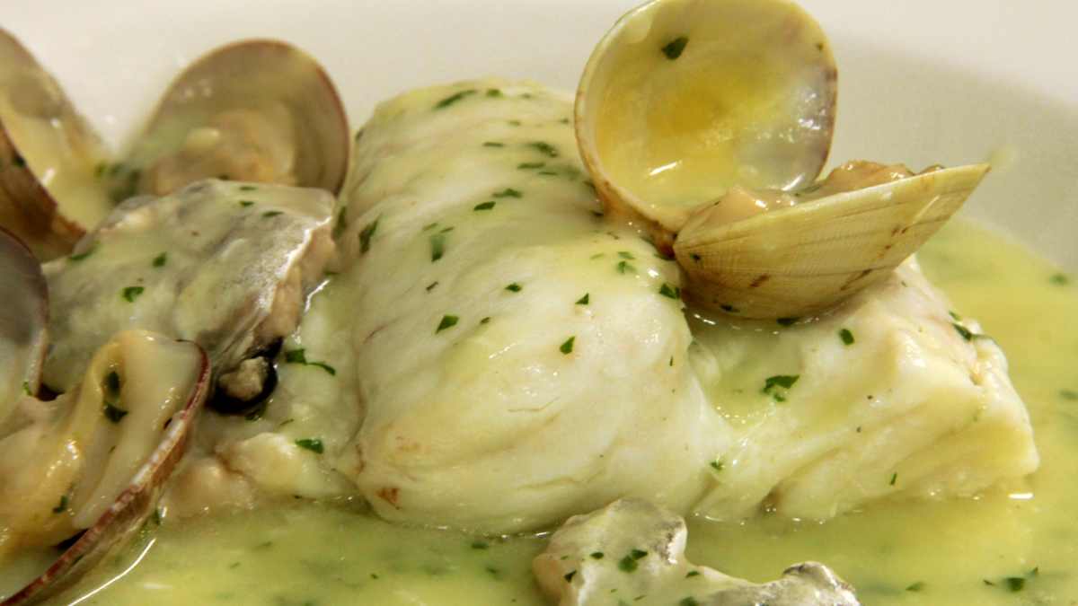 Receta de rape en salsa verde con guisantes