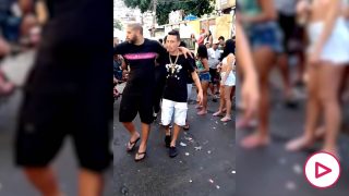 Adriano Leite, sujetado por su amigo.