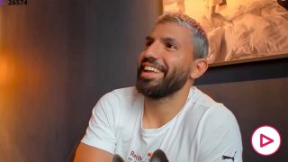 Agüero, riéndose en el directo.