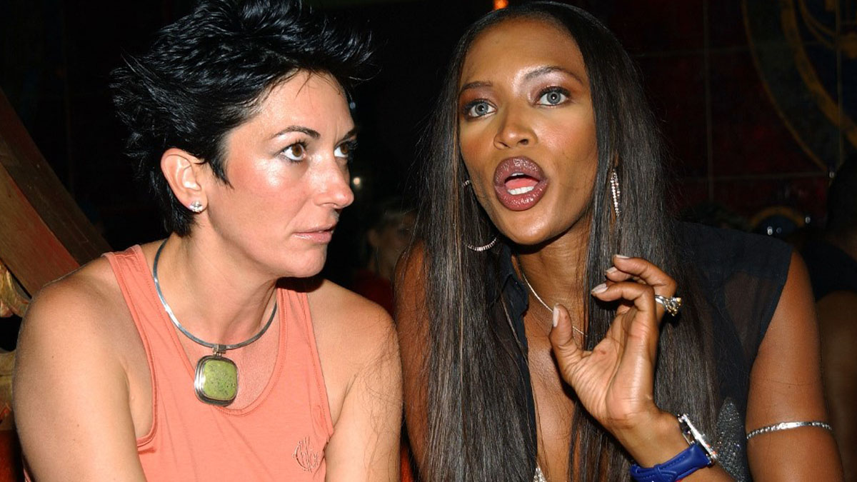 Ghislaine Maxwell, exnovia y presunta cómplice del difunto magnate Jeffrey Epstein, con la modelo Naomi Campbell. Foto: AFP