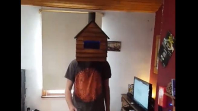 Facebook: Un hombre reclama su derecho de salir a la calle con una caseta de madera en la cabeza