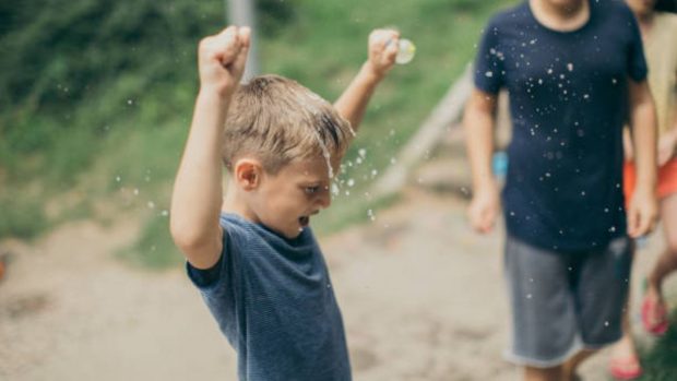 Juegos de agua para que los niños jueguen en grupo (y respeten la distancia) este verano