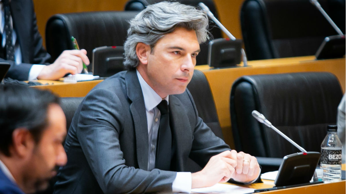 El portavoz del PP en la Comisión de Transportes, Andrés Lorite, en el Congreso. (Foto: EP)