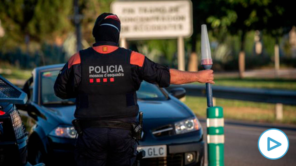 Un Mosso d’Esquadra controla el acceso a la A2 dirección Barcelona en Lérida. Foto: EP