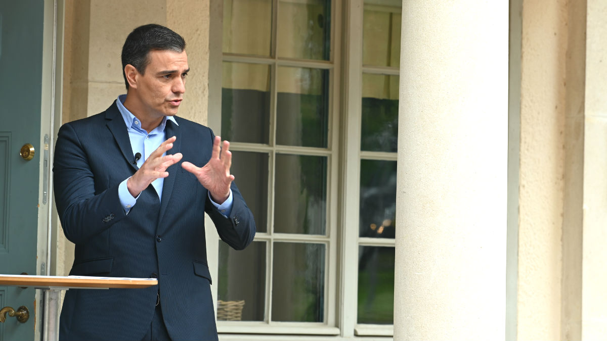 El presidente del Gobierno, Pedro Sánchez, comparece ante los medios tras mantener una reunión de trabajo con el primer ministro sueco, Stefan Löfven en la residencia vacacional de Harpsund, Suecia. (Foto: Europa Press)