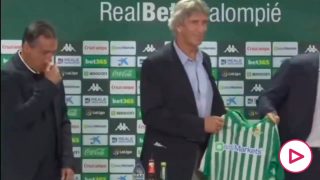 Alexis, junto a Pellegrini en su presentación.