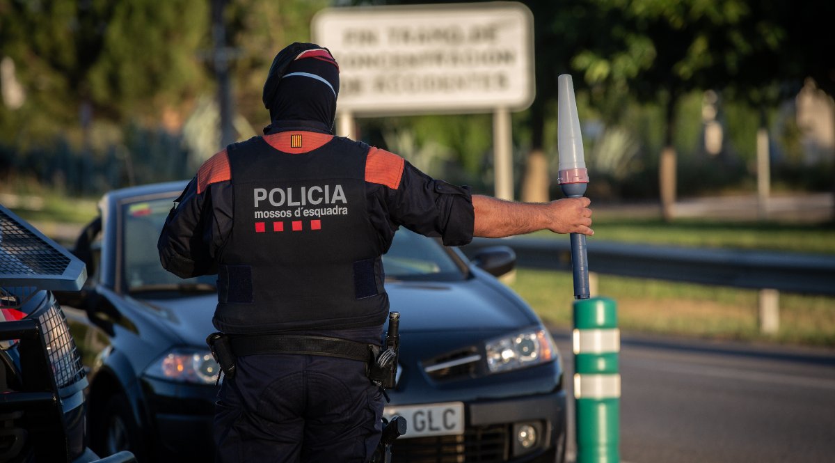 Un Mosso d’Esquadra controla el acceso a la A2 dirección Barcelona en Lérida. Foto: EP