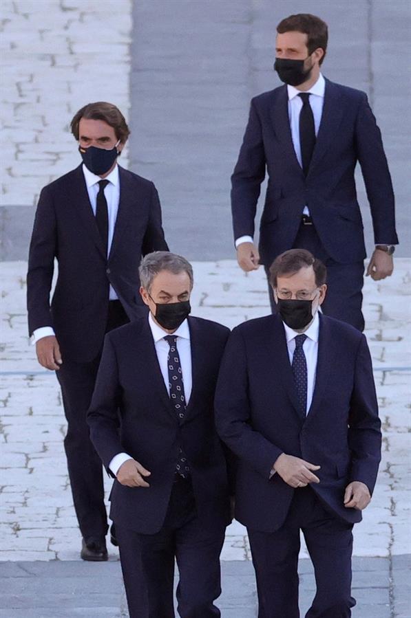 Pablo Casado junto a los ex presidentes del Gobierno José María Aznar, José Luis Rodríguez Zapatero y Mariano Rajoy. Foto: EFE